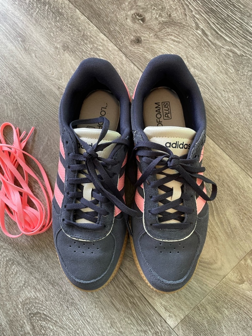 adidas Navy Sneakers with pink Three-Stripes